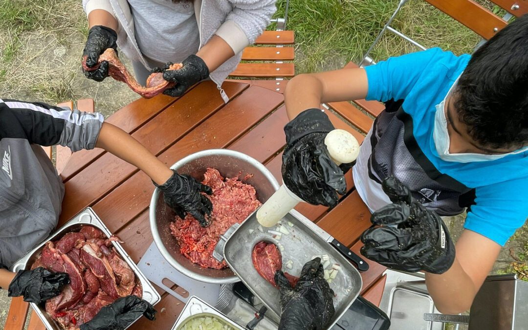 Kochen im Schulgarten: “Die beste Bratwurst meines Lebens!”