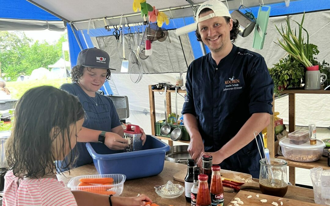 Ehrenamtliches Kochen im Zeltlager