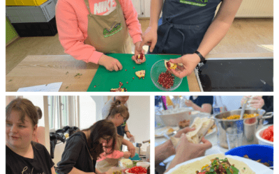 Personen beim Braten von Halloumi, entkernen von Granatäpfeln und ein fertig gefüllter Wrap-